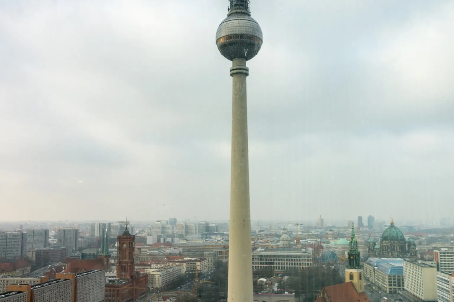 Berliner Fernsehturm: Online-Tickets steuern die Außenpflege