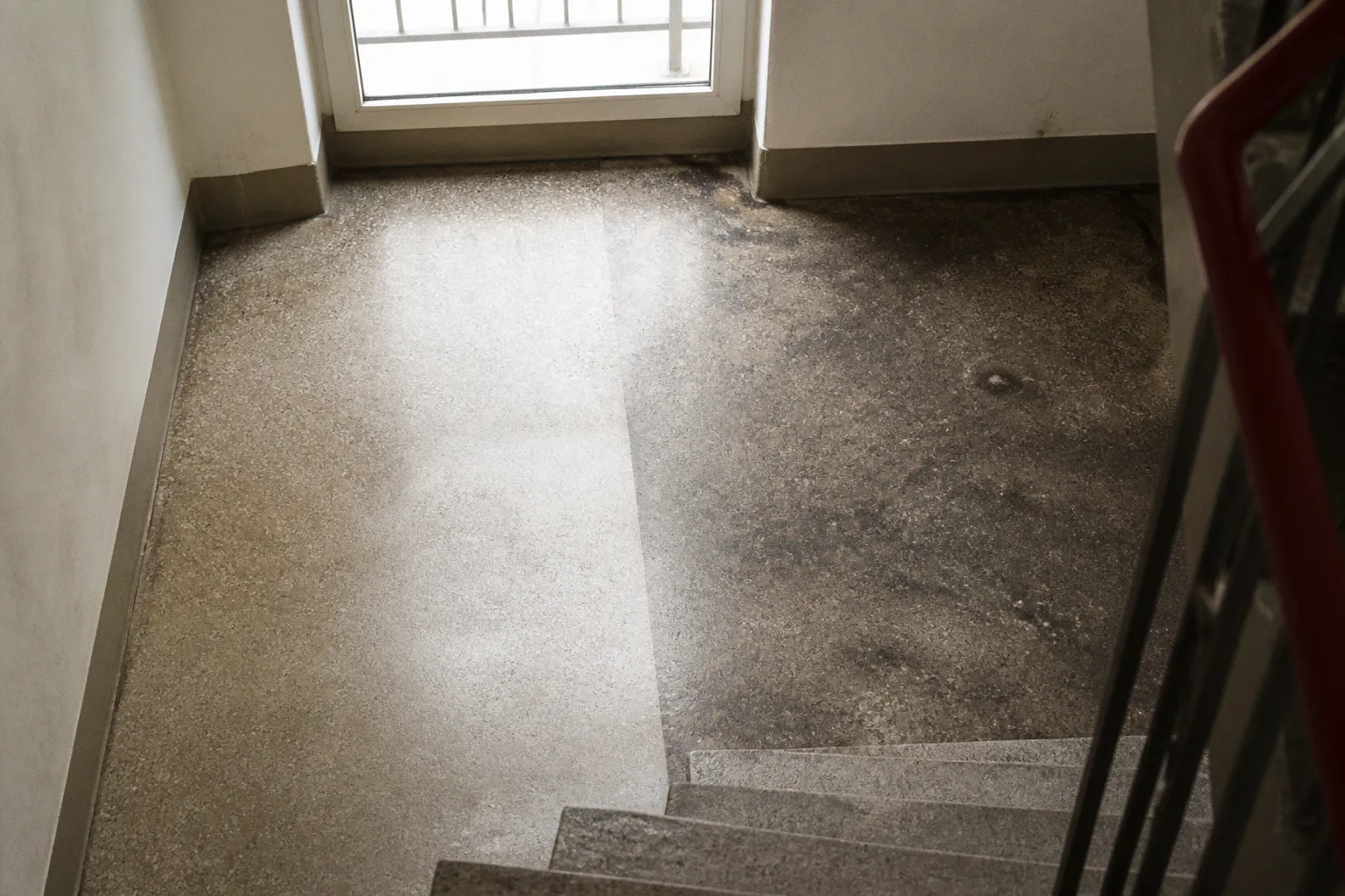 Kosten für Treppenhausreinigung: Warum Pauschalpreise oft täuschen