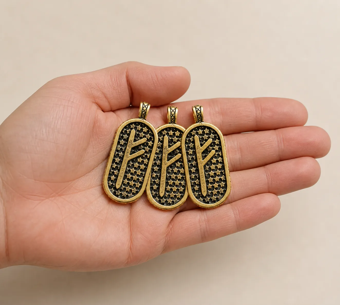 Fehu Amulet — Verpackung in der Hand