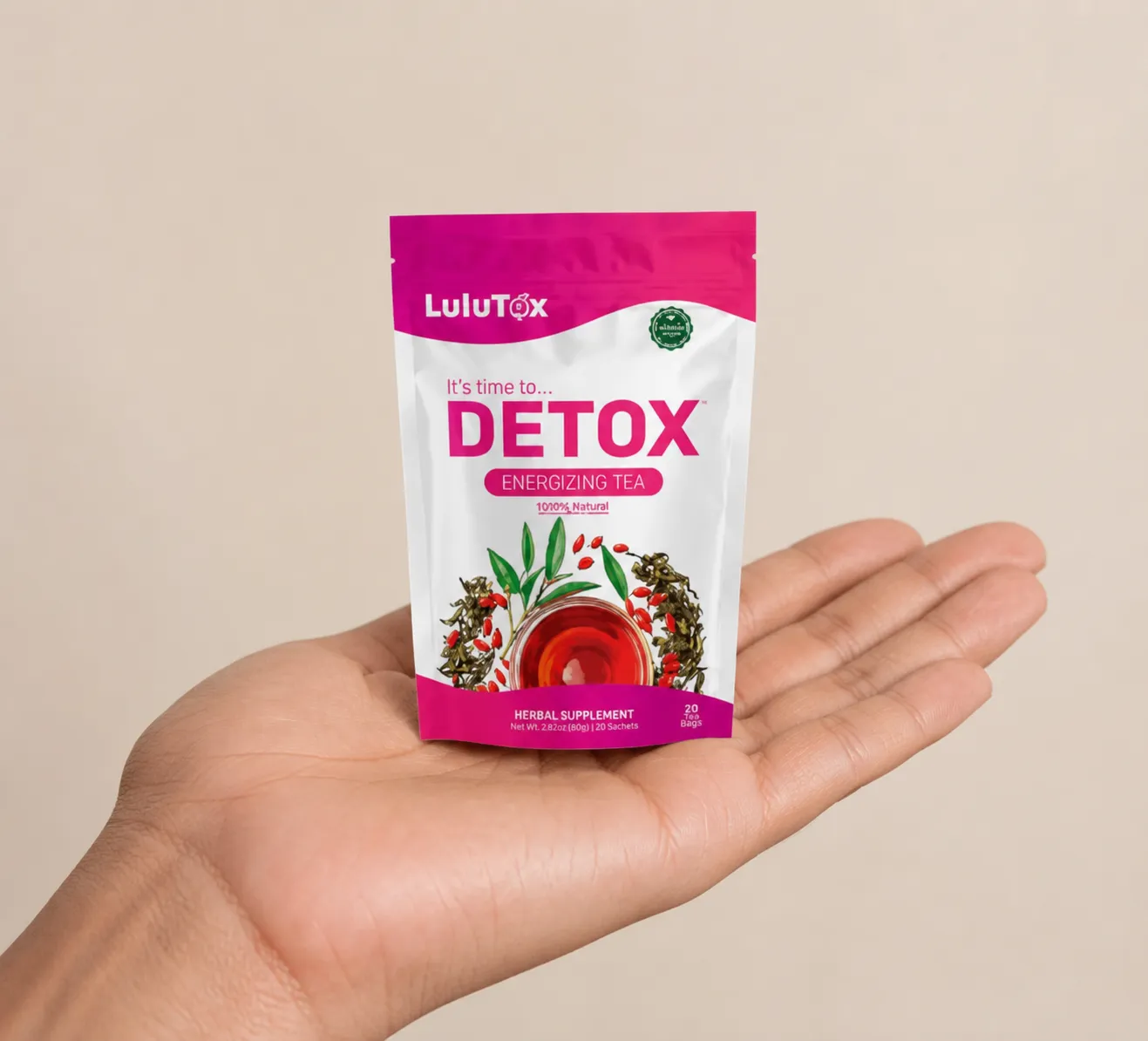 Lulutox Detox Tea — Verpackung in der Hand
