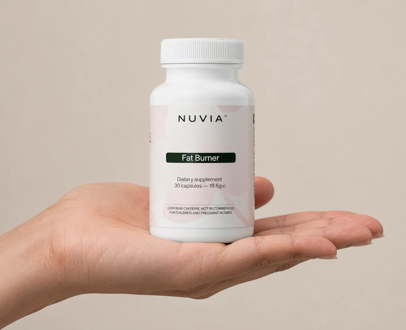 NUVIA — Verpackung in der Hand