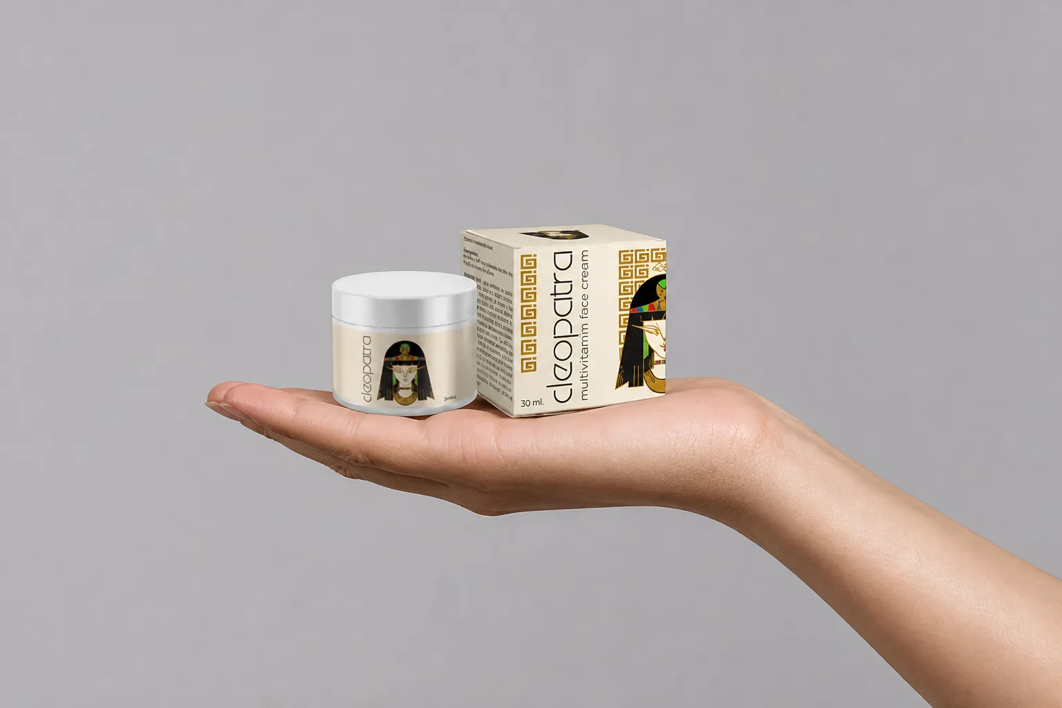 Cleopatra cream — Verpackung in der Hand