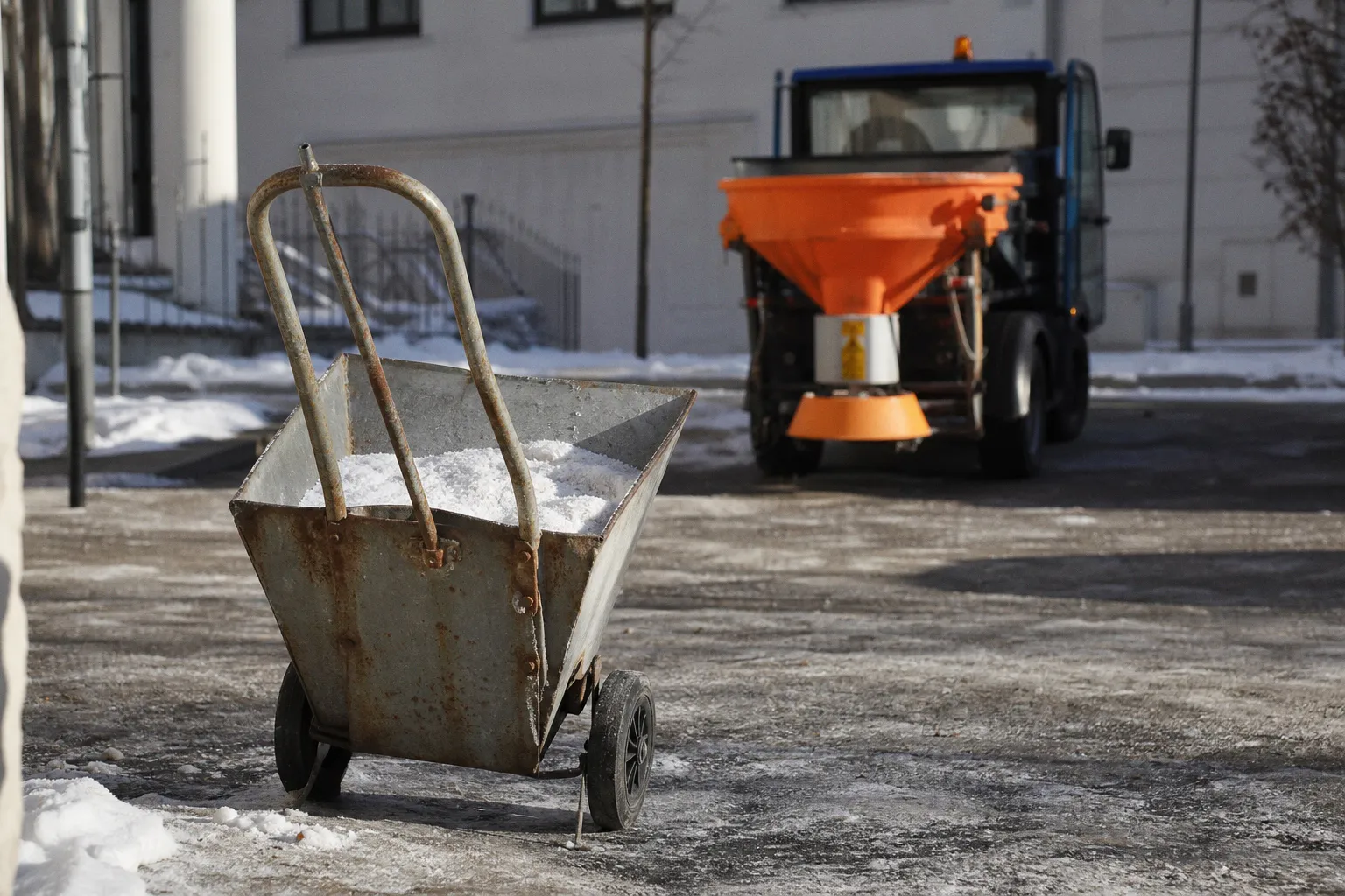 Salzstreuer für Winterdienst: Warum Handstreuen Geld kostet